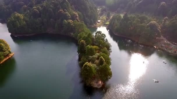 美しい緑のダム プレサ ・ デル ・ リャノの空中撮影風景 — ストック動画