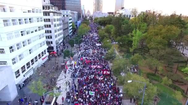 Cidade do México, Mex, CIRCA Janeiro 2017: (Tiro aéreo) Protestantes marcham e gritam slogans contra um aumento planejado de 20 por cento nos preços dos combustíveis na avenida Reforma . — Vídeo de Stock