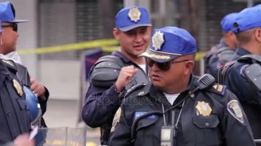 Polis depremden etkilenen afet bölgesi korur. La Roma, Mexico City, 21/09/17