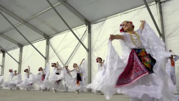 Los bailarines interpretan una danza tradicional mexicana — Vídeo de stock