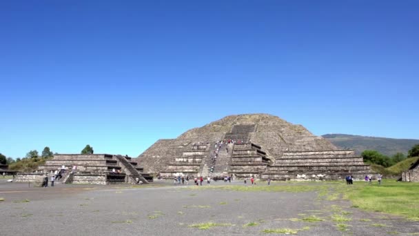 Panoramisch uitzicht op de "Zonnepiramide"" — Stockvideo