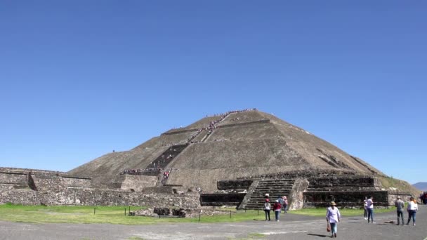 Panoramautsikt över "Solpyramiden" — Stockvideo