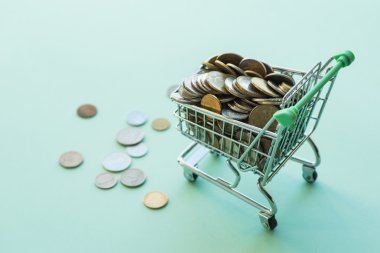 Yeşil arka plan üzerinde alışveriş sepeti dolu