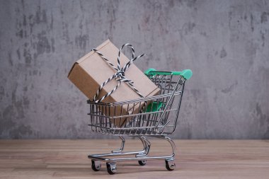 Alışveriş sepeti hediye kutusu ahşap tablo ile