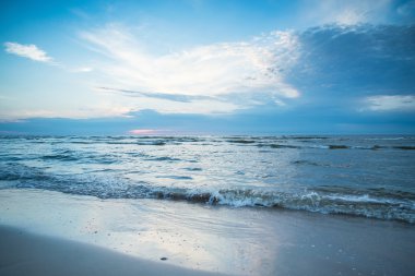 Dramatik bulutlu gökyüzü günbatımı