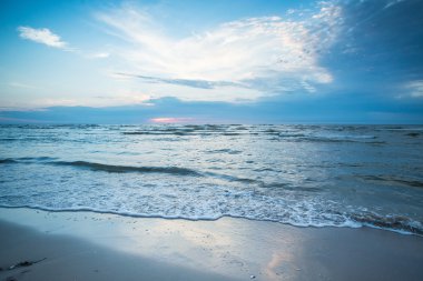 Dramatik bulutlu gökyüzü günbatımı