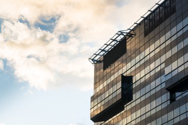 modern ofis binası ile bulutlu gökyüzü