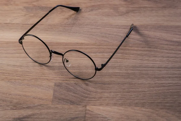 Lunettes de lecture vintage sur la surface en bois — Photo