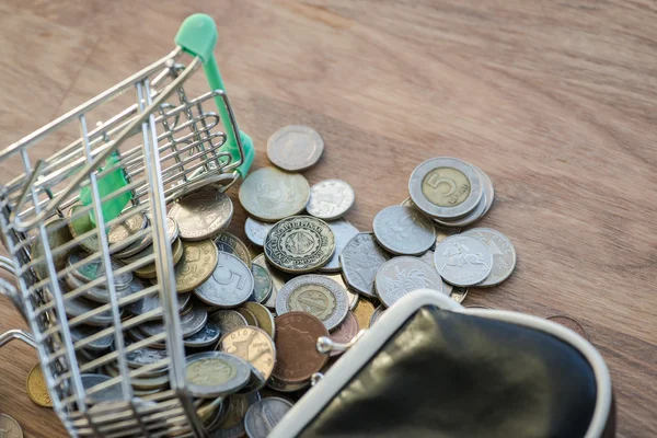 Shopping cart with wallet and coins on the wooden table — Stock Photo, Image