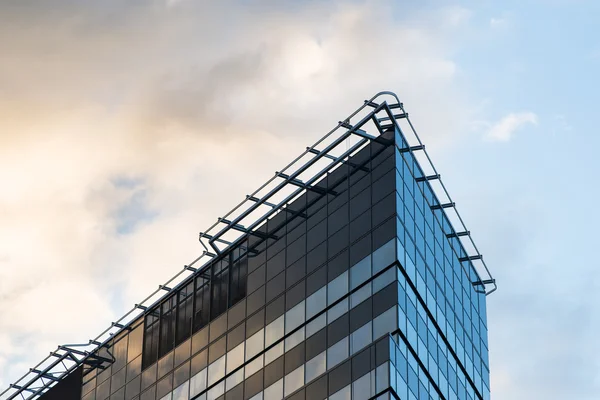 Moderno edificio per uffici con cielo nuvoloso — Foto Stock