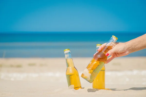 Bottiglie di birra ghiacciata sotto il sole — Foto Stock