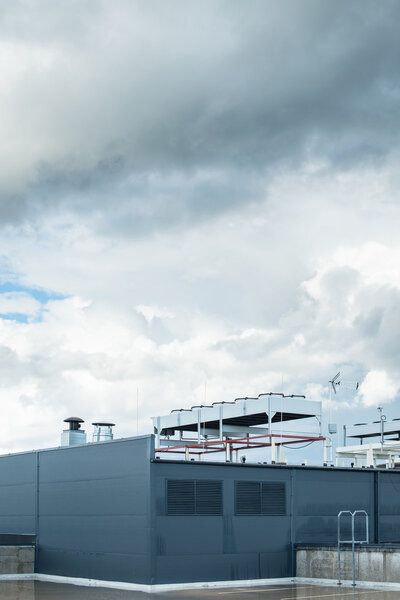 Industrial building with conditioning systems