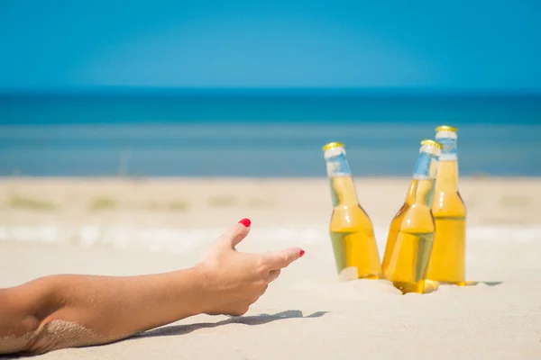 Bottiglie di birra ghiacciata sotto il sole — Foto Stock