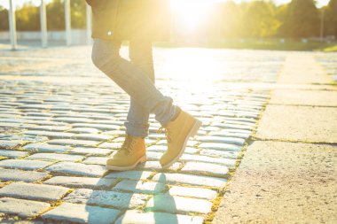 Sıcak sarı boots. Sonbaharda yürüyerek yapraklar