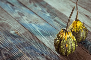 Dekoratif kabak koyu ahşap bir masa üzerinde