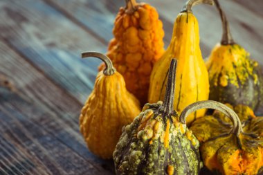 Dekoratif kabak koyu ahşap bir masa üzerinde