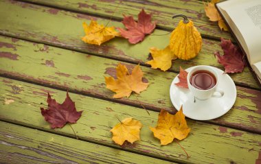 Dekoratif kabak ve koyu ahşap bir masa üzerinde çay