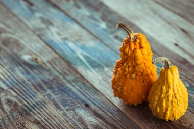 Dekoratif kabak koyu ahşap bir masa üzerinde