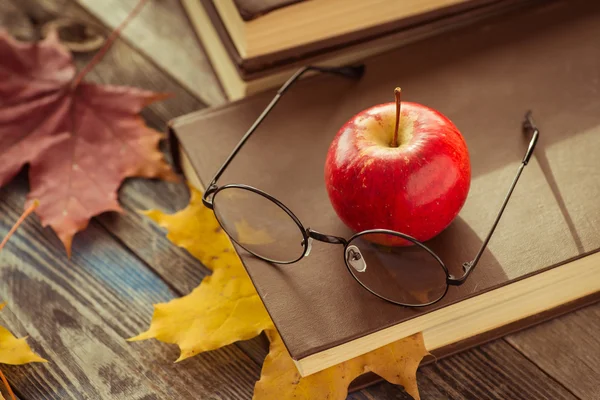 Gafas para ojos con libro y hojas de otoño en la mesa — Foto de Stock