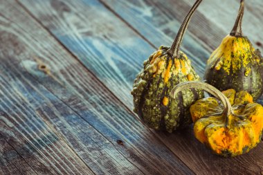 Dekoratif kabak koyu ahşap bir masa üzerinde