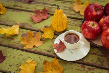 Dekoratif kabak ve koyu ahşap bir masa üzerinde çay