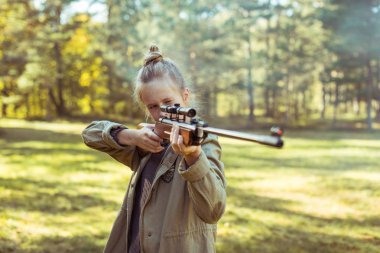 Ormanın içinde havalı tüfek ateş kız