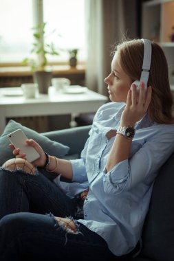 müzik güzel bir genç kadın