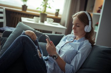 müzik güzel bir genç kadın