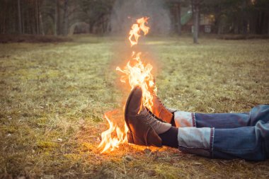 Yanan ayakkabı. Ayakkabı yanan soyut kompozisyon