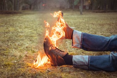 Yanan ayakkabı. Ayakkabı yanan soyut kompozisyon