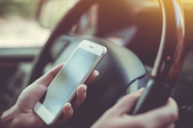 Araba yönlendirmek. Kadın yol bulmak için telefon tutar