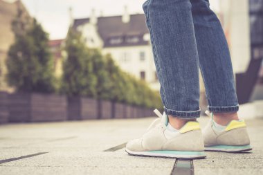 Bacaklar ve ayaklar. Genç kız şehirde yürüyüş