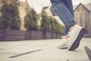 Bacaklar ve ayaklar. Genç kız şehirde yürüyüş