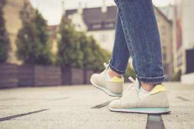 Bacaklar ve ayaklar. Genç kız şehirde yürüyüş