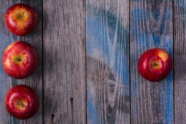 Mevsimlik. Sonbahar. Rustik ahşap yüzey üzerinde kırmızı elmalar