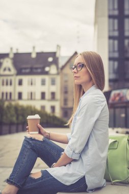 Kahve içme güzel kız