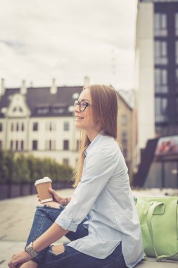 Kahve içme güzel kız