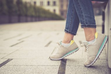 Bacaklar ve ayaklar. Genç kız şehirde yürüyüş