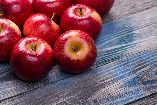 Mevsimlik. Sonbahar. Rustik ahşap yüzey üzerinde kırmızı elmalar