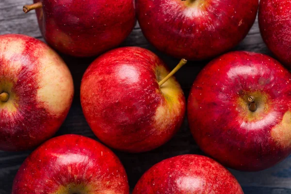 Mevsimlik. Sonbahar. Rustik ahşap yüzey üzerinde kırmızı elmalar