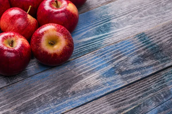 Mevsimlik. Sonbahar. Rustik ahşap yüzey üzerinde kırmızı elmalar