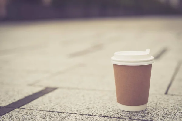 Kaffee. Tasse Kaffee zum Mitnehmen steht auf dem Boden — Stockfoto