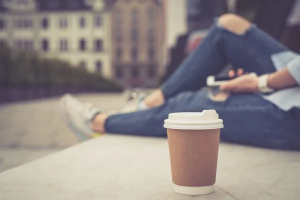 Schöne Mädchen in der Stadt Kaffee trinken — Stockfoto