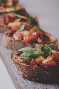 Gıda. Bir ahşap tahta üzerinde peynir ile lezzetli bruschettas