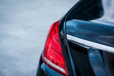 Otomatik. Bir siyah lüks araba kırmızı stop lambası.