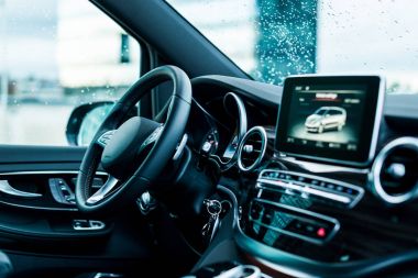 Otomatik. Lüks araba direksiyon simidi ve gösterge tablosu