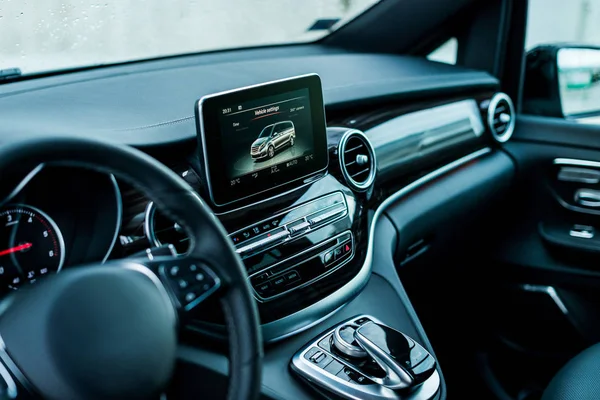 Otomatik. Lüks araba direksiyon simidi ve gösterge tablosu