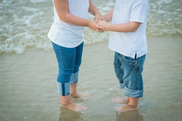 子供たち。海の水に 2 つの小さなお友達の足 — ストック写真