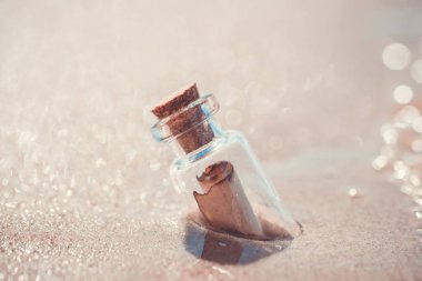 Aşağı güneş ayarı karşı denizden şişe iletisinde yıkanmış