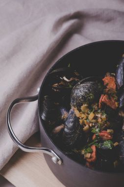 Taze deniz midye derin tencere içinde pişmiş